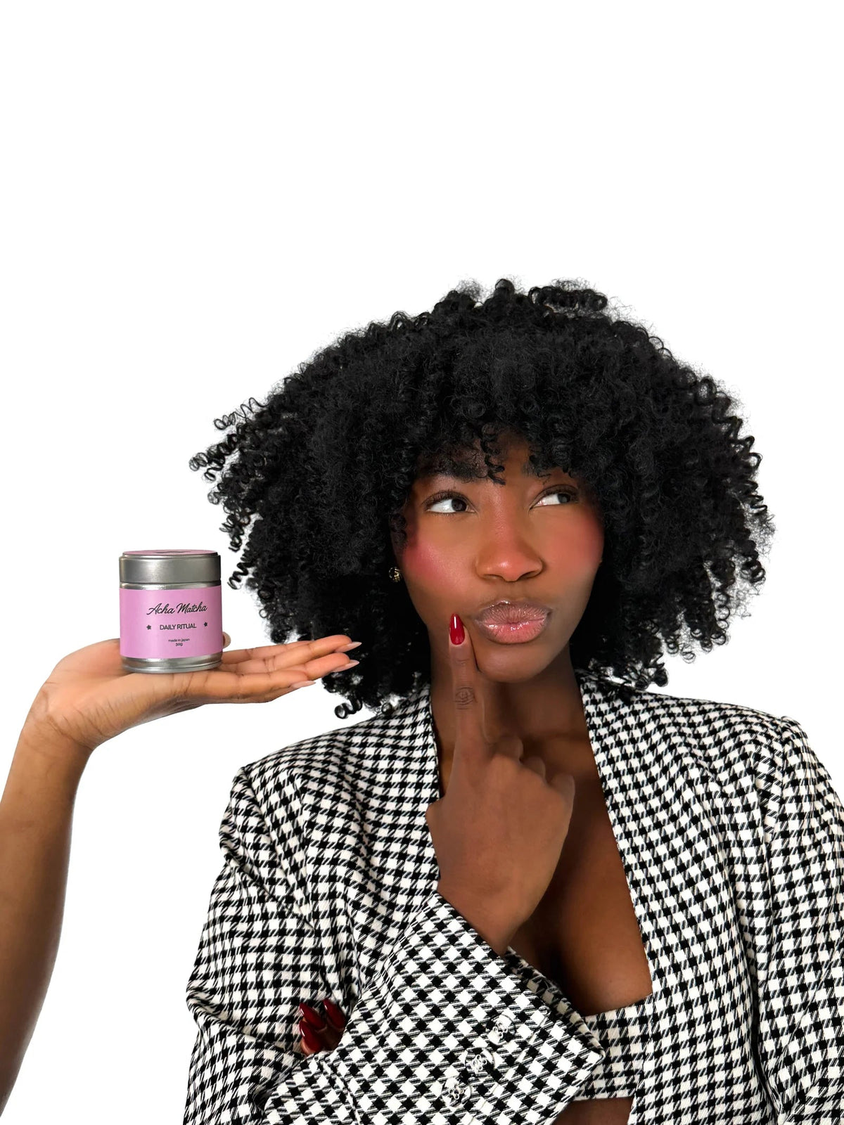 Vanessa Acha hält eine rosa Daily Ritual Dose